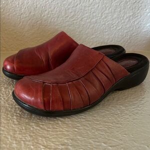 Leather Clarks Artisan Ruthie Shine Mules Burgundy Size 7